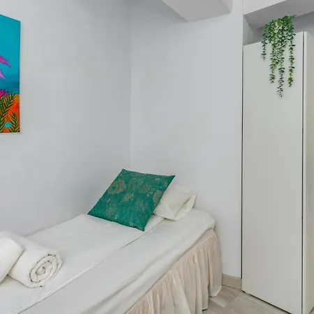 Seaside Bliss: 3 Bedroom With A View Apartman