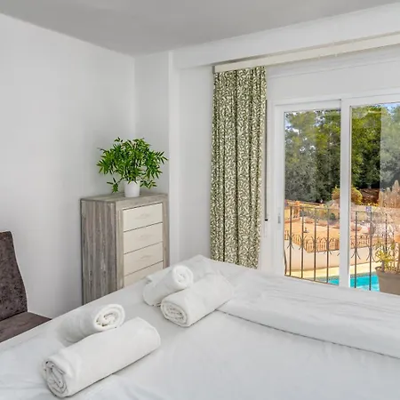 Seaside Bliss: 3 Bedroom With A View Apartment