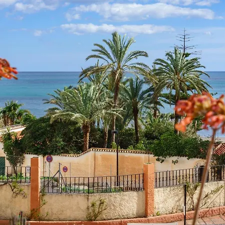 Seaside Bliss: 3 Bedroom With A View Apartment