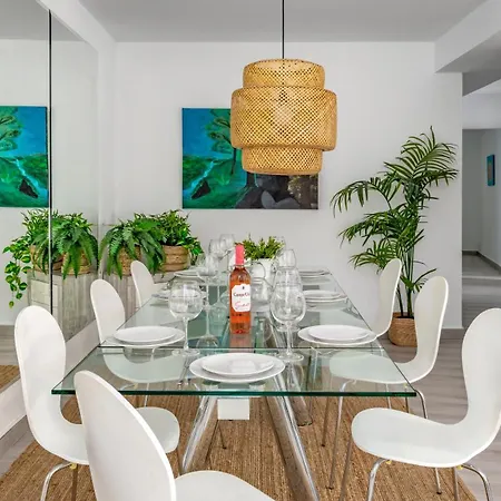 Seaside Bliss: 3 Bedroom With A View Apartment *